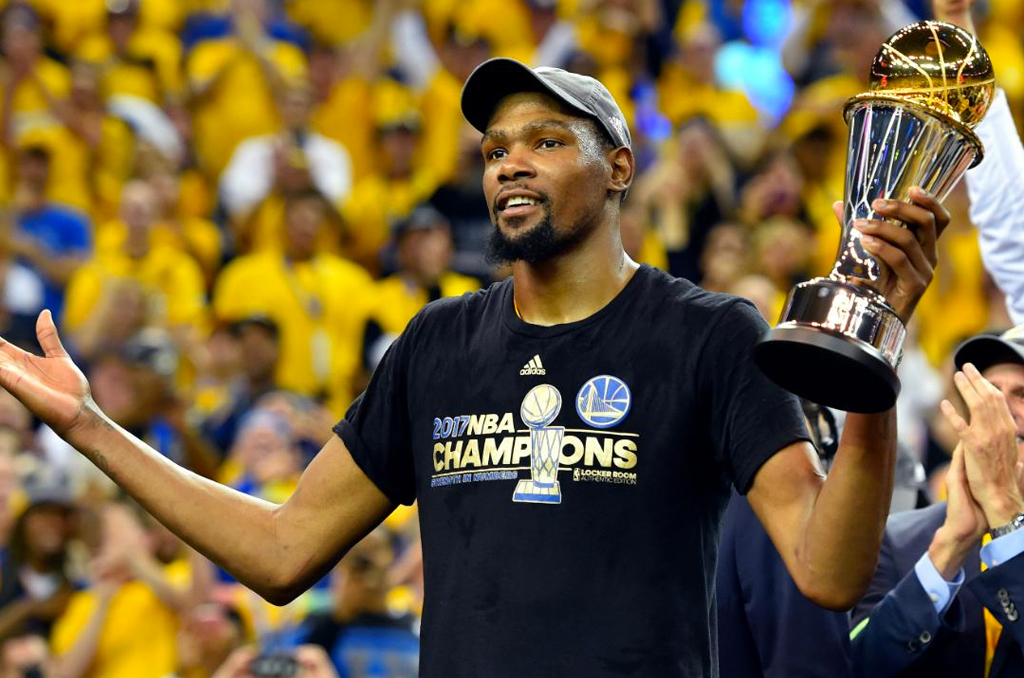 Kevin Durant re-ups with  Warriors on discount deal